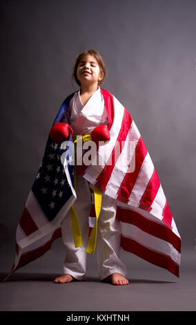 Mädchen Karate mit einer Flagge Stockfoto