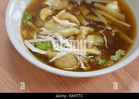 Geschmorter Fisch maw in roter Soße auf Schüssel Stockfoto