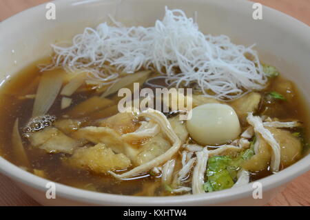 Geschmorter Fisch maw in roter Soße auf Schüssel Stockfoto