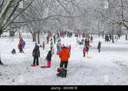 Menschen in Finsbury Park, nördlich von London nach den ersten Schneefällen im Winter. Mit: Atmosphäre, Wo: London, Vereinigtes Königreich, wenn: 10 Dez 2017 Credit: WENN.com Stockfoto