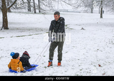 Menschen in Finsbury Park, nördlich von London nach den ersten Schneefällen im Winter. Mit: Atmosphäre, Wo: London, Vereinigtes Königreich, wenn: 10 Dez 2017 Credit: WENN.com Stockfoto