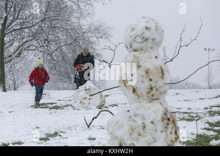 Menschen in Finsbury Park, nördlich von London nach den ersten Schneefällen im Winter. Mit: Atmosphäre, Wo: London, Vereinigtes Königreich, wenn: 10 Dez 2017 Credit: WENN.com Stockfoto