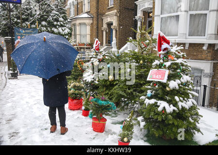 Menschen in Finsbury Park, nördlich von London nach den ersten Schneefällen im Winter. Mit: Atmosphäre, Wo: London, Vereinigtes Königreich, wenn: 10 Dez 2017 Credit: WENN.com Stockfoto