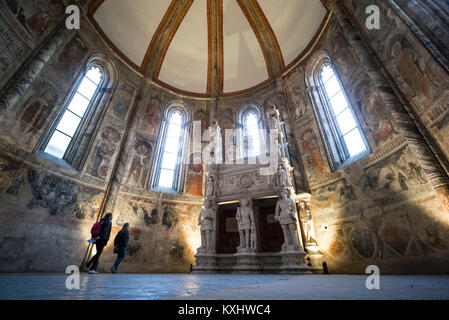 Neapel. Italien. Das 15. Jahrhundert Kirche San Giovanni a Carbonara. Caracciolo del Sole Kapelle (Cappella Caracciolo del Sole). Grab von Sergianni Stockfoto