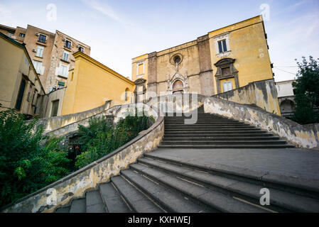 Neapel. Italien. Das 15. Jahrhundert Kirche San Giovanni a Carbonara, und die doppelte Treppe von Ferdinando Sanfelice, 1708. Stockfoto