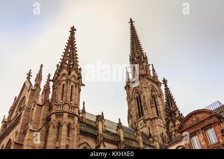 Architektonisches Detail der Fassade von Saint Etienne Tempel in Mulhouse, Frankreich Stockfoto