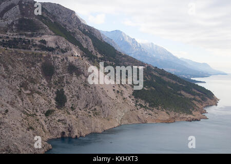 Steile, felsige Küste der Adria Küste in der Nähe von Pisak in Kroatien Stockfoto