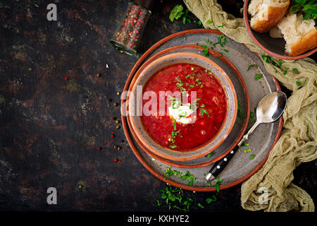 Traditionelle ukrainische Russischen Borschtsch mit Rindfleisch auf die Schüssel. Ansicht von oben Stockfoto