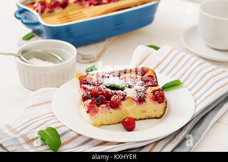 Quark Auflauf mit Kirschen Stockfoto