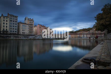 Dunkle Wolken über der Saône und Passerelle Saint-Vincent in Lyon in der Abenddämmerung. Stockfoto