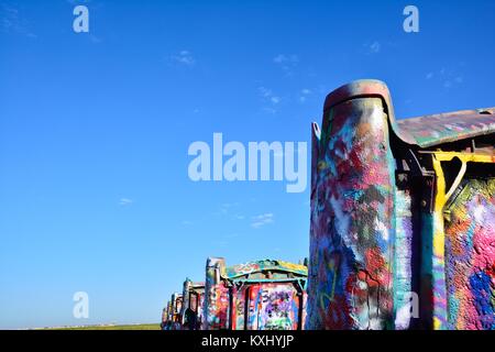 Amarillo, Texas - 21. Juli 2017: Cadillac Ranch in Amarillo. Cadillac Ranch ist eine Kunst im öffentlichen Raum Installation von alten Autowracks und eine beliebte Sehenswürdigkeit auf Stockfoto