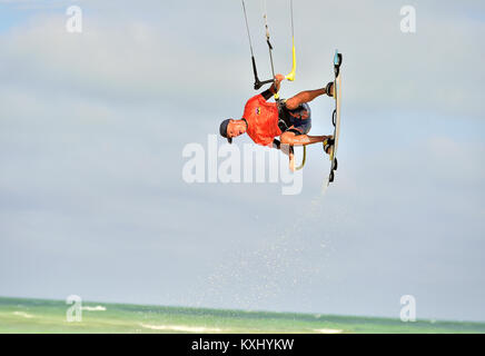 Mann reiten sein Kiteboard auf Cayo Guillermo in Atlantik, Kite Surfen. Dezember 2017 in Kuba. Caya Guillermo Stockfoto