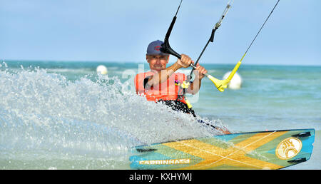 Mann reiten sein Kiteboard auf Cayo Guillermo in Atlantik, Kite Surfen. Dezember 2017 in Kuba. Caya Guillermo Stockfoto