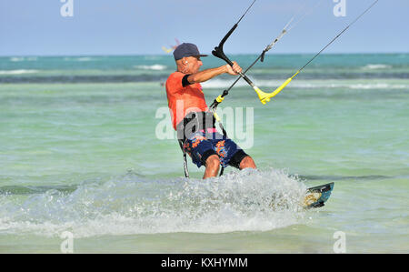 Mann reiten sein Kiteboard auf Cayo Guillermo in Atlantik, Kite Surfen. Dezember 2017 in Kuba. Caya Guillermo Stockfoto