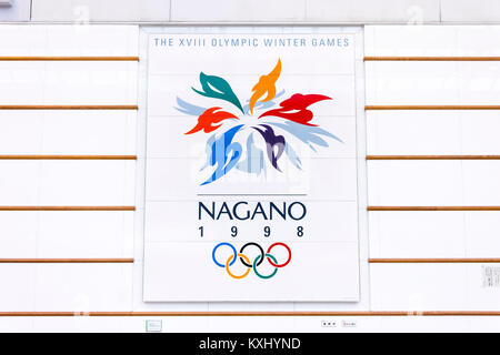 Fliese mit der snowflower Emblem von Nagano XVIII Olympischen Winterspiele in Nagano Bahnhof gemalt, Japan Stockfoto