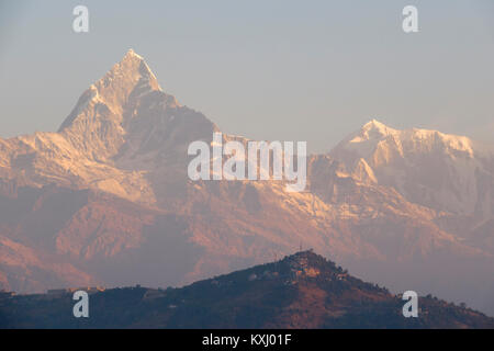 Blick auf Sarangkot und Machapuchare im Annapurna-Massiv, Nepal Stockfoto