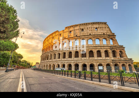 Rom Sonnenuntergang Skyline der Stadt Rom Colosseum Kolosseum (Roma), Rom, Italien Stockfoto