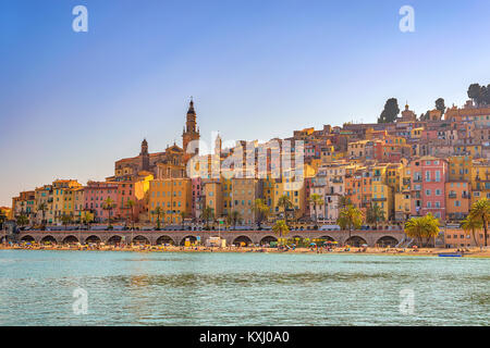 Menton Strand und die Skyline der Stadt, Menton, Frankreich Côte d'Azur Stockfoto