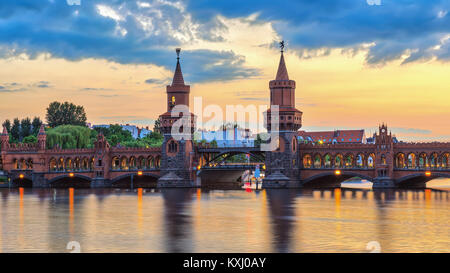 Berlin Sonnenuntergang Skyline der Stadt an der Oberbaumbrücke und Spree, Berlin, Deutschland Stockfoto