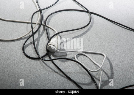 Nahaufnahme von Kabeln in großem Winkel auf dem Boden Stockfoto