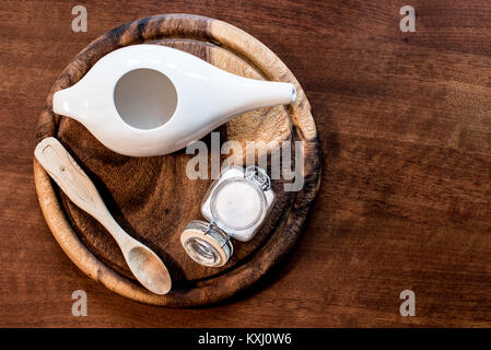 Neti pot, ayurvedische System zur Reinigung der Nase mit Wasser und rosa Salz aus Hymalaia, mit Handtuch Set, pink hymalaian Salz Lampe und andere Kerze, Löffel Stockfoto