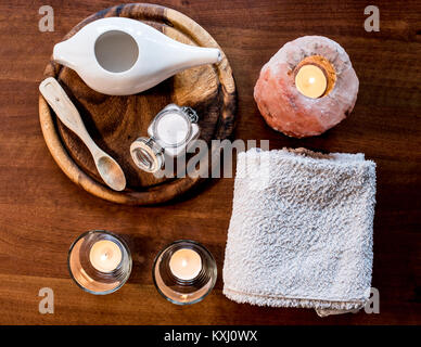 Neti pot, ayurvedische System zur Reinigung der Nase mit Wasser und rosa Salz aus Hymalaia, mit Handtuch Set, pink hymalaian Salz Lampe und andere Kerze, Löffel Stockfoto