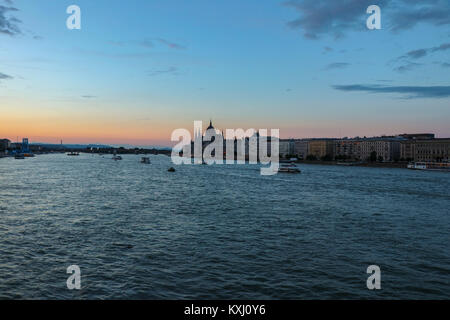 Donau in Richtung Ungarisches Parlament, Budapest, Ungarn Stockfoto