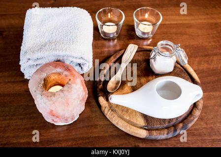 Neti pot, ayurvedische System zur Reinigung der Nase mit Wasser und rosa Salz aus Hymalaia, mit Handtuch Set, pink hymalaian Salz Lampe und andere Kerze, Löffel Stockfoto