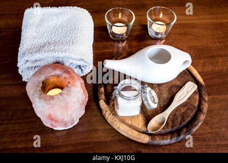 Neti pot, ayurvedische System zur Reinigung der Nase mit Wasser und rosa Salz aus Hymalaia, mit Handtuch Set, pink hymalaian Salz Lampe und andere Kerze, Löffel Stockfoto