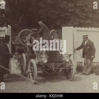 Arrivée de konstante Huret Derrière la Panhard de René de Knyff, au Paris-Bordeaux-1899 Stockfoto