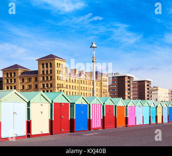 Bunten Badekabinen und Sammelsurium Architektur entlang der Strandpromenade zu Fuß von der Strandpromenade Hoves in Brighton, Brighton & Hove, East Sussex, Großbritannien Stockfoto