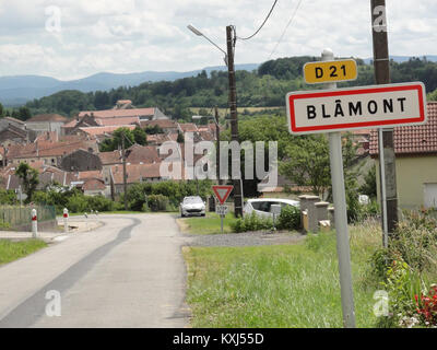 Foto des Grenzschildes für Blémont, Meurthe-et-Moselle, Frankreich, mit Angabe der offiziellen Grenze der Gemeinde. Stockfoto