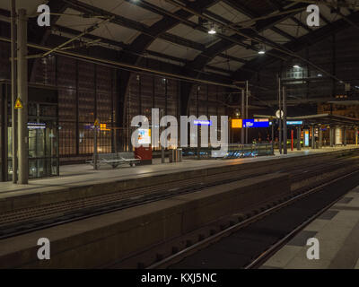 Der 2016 erfasste Berliner Bahnhof Friedrichstraße zeigt seine moderne Architektur und Bedeutung als Verkehrsknotenpunkt. Stockfoto
