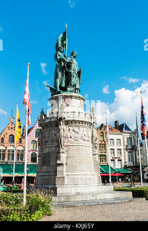 Brügge, Belgien, 31. August 2017: Statue von Jan Breydel und Pieter de Coninck in der mittelalterlichen Stadt Brügge, Belgien. Stockfoto