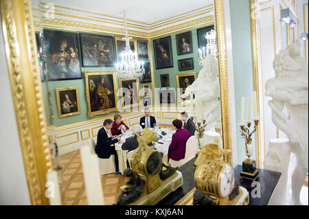 Foto der deutschen Bundeskanzlerin Angela Merkel und der polnischen Premierministerin Beata Szydło am 7. Februar 2017, die die diplomatischen Beziehungen zwischen Deutschland und Polen reflektieren. Stockfoto