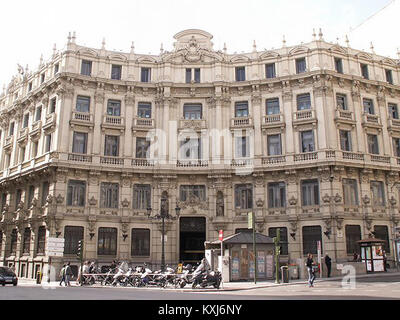 Die im 19. Jahrhundert gegründete Banco Hispano Americano in Madrid war ein bedeutendes Finanzinstitut in Spanien. Die Architektur des Gebäudes spiegelt neoklassizistische Designelemente wider und symbolisiert die Entwicklung des spanischen Bankensektors. Stockfoto