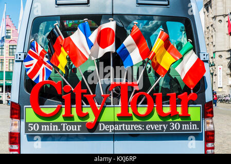 Brügge, Belgien, 31. August 2017: Tour Bus voller Flaggen verschiedener Länder in der mittelalterlichen Stadt Brügge, Belgien. Stockfoto
