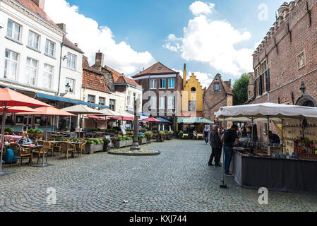 Brügge, Belgien, 31. August 2017: Straße mit Bars und Restaurants mit Menschen um in der mittelalterlichen Stadt Brügge, Belgien. Stockfoto