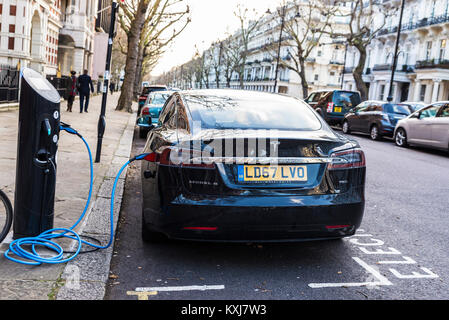 London, Großbritannien - 3. Januar 2018: Elektroauto Tesla Model S Laden der Batterien auf einer Straße in London, Großbritannien Stockfoto