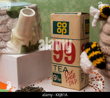 UK, Greater Manchester, Rochdale, Kröte Lane, Rochdale Pioneers Gesellschaft Museum, Display mit 1970 s Co-op 99 Marke Kaffee Paket Stockfoto