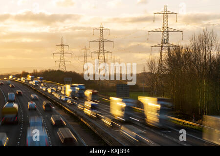Rushhour auf der Autobahn M56 in der Nähe von Helsby, Cheshire, UK in der Abenddämmerung. Stockfoto