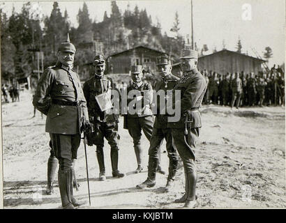 Foto, das den Besuch seiner Majestät Kaiser Karl in Vezzena zeigt, zeigt den Kaiser, seine Begleiter und die örtliche Umgebung während des Besuchs. Stockfoto