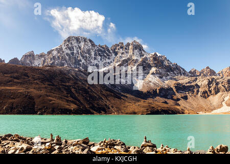 Blick auf Gokyo, See Dudh Pokhari, Peak Gokyo Ri. Himalaya. Stockfoto