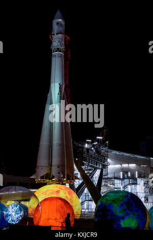 Dekoration in der Nähe des Pavillon Kosmos in VDNKh, Moskau Stockfoto