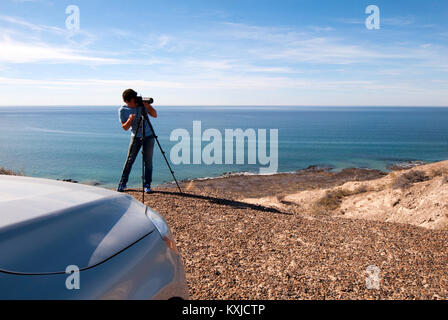 Ein Fotograf Fotografieren in der Nähe von Punta Ninfas, Halbinsel Valdes, Puerto Madryn, Chubut, Argentinien Stockfoto