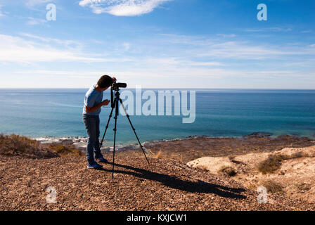 Ein Fotograf Fotografieren in der Nähe von Punta Ninfas, Halbinsel Valdes, Puerto Madryn, Chubut, Argentinien Stockfoto