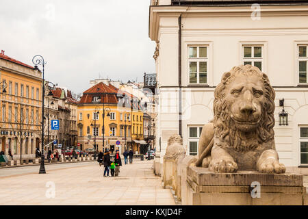 Warschau, Polen - 23. Februar 2017: Skulptur eines Löwen vor dem Präsidentenpalast in der Krakowskie Przedmiescie Straße in Warschau, Polen. Stockfoto