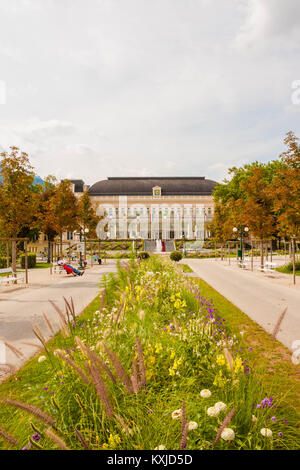 Bad Ischl, Österreich - 2 September, 2016: die Menschen Entspannung in einem Park vor dem Kongress und Theaterhouse (Kongress & Theaterhaus in Bad Ischl, Österreich Stockfoto