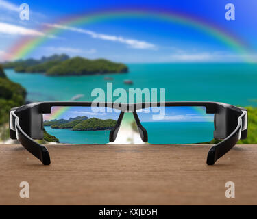 Konzeptionelle Bild der Landschaft in den Brillen Kontaktlinsen konzentriert über das Foto der Blick von Oben auf die Ang Thong National Marine Park mit Regenbogen verschwommen, Thailand Stockfoto