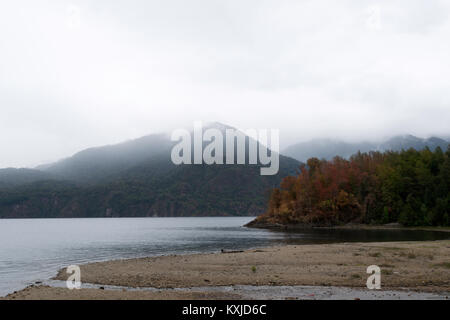 Ein Herbst Landschaft von Bariloche See bei Bewölkung, Argentinien Stockfoto